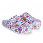 Komfort-skor i vitt med motiv av Tassar 🐾 och Blommor 🌷 VårdaMedStil