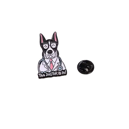 đ¶ The DOGTOR is in! - Emaljpin VĂ„rdaMedStil