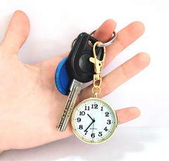 Stilfull fickklocka Svart med vit urtavla – praktisk & elegant på jobbet VårdaMedStil