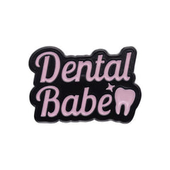 đŠ· Dental Babe - Emaljpin VĂ„rdaMedStil