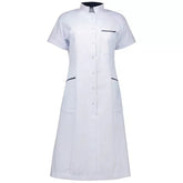 Arbetsklänning för vård & klinik – Mörkrosa damklänning från Hejco VårdaMedStil