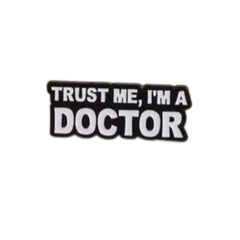 👩🏽⚕️ Trust me I’m a DOCTOR - Emaljpin VårdaMedStil