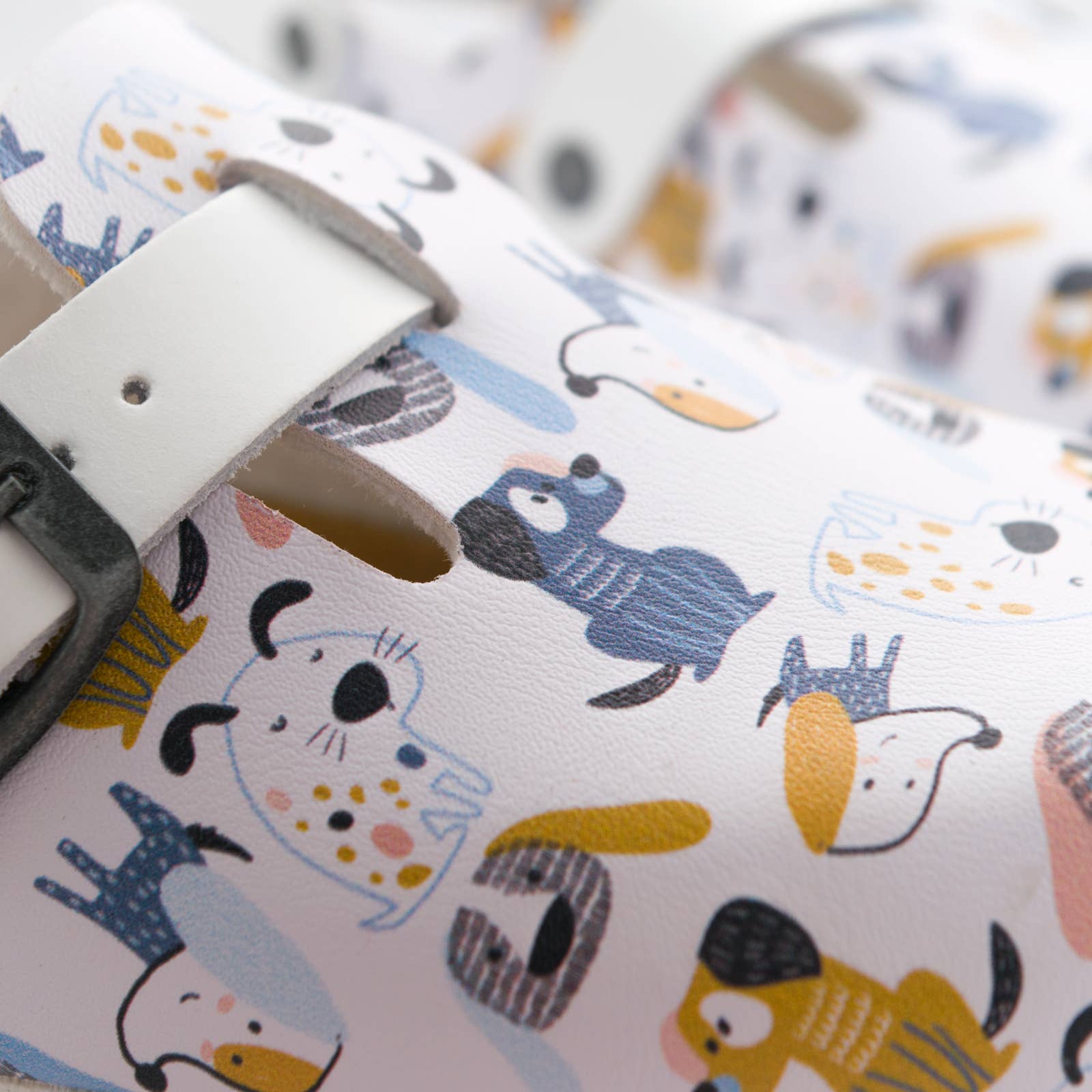 Tofflor med hälrem - Bio Dogs träskor VårdaMedStil