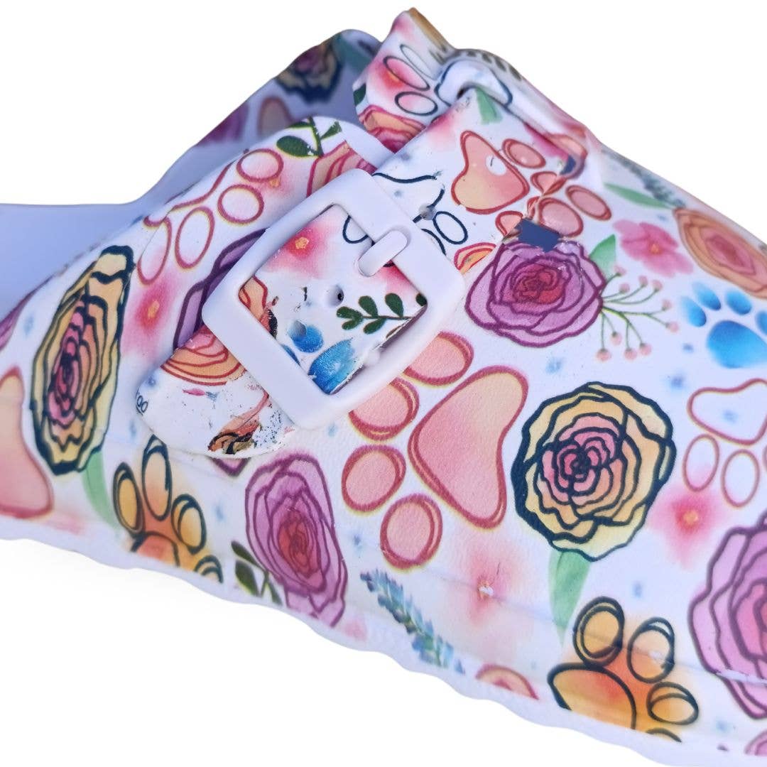 Komfort-skor i vitt med motiv av Tassar 🐾  och Blommor 🌷 VårdaMedStil