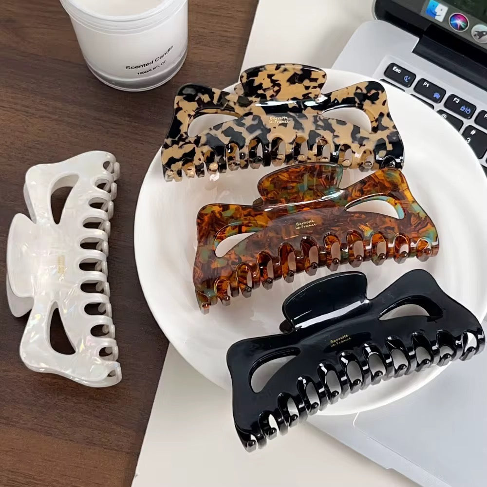 Handgjord hårklämma i – Leopard Svart, beige & ljusbrun färg | VårdaMedStil 🐆 VårdaMedStil