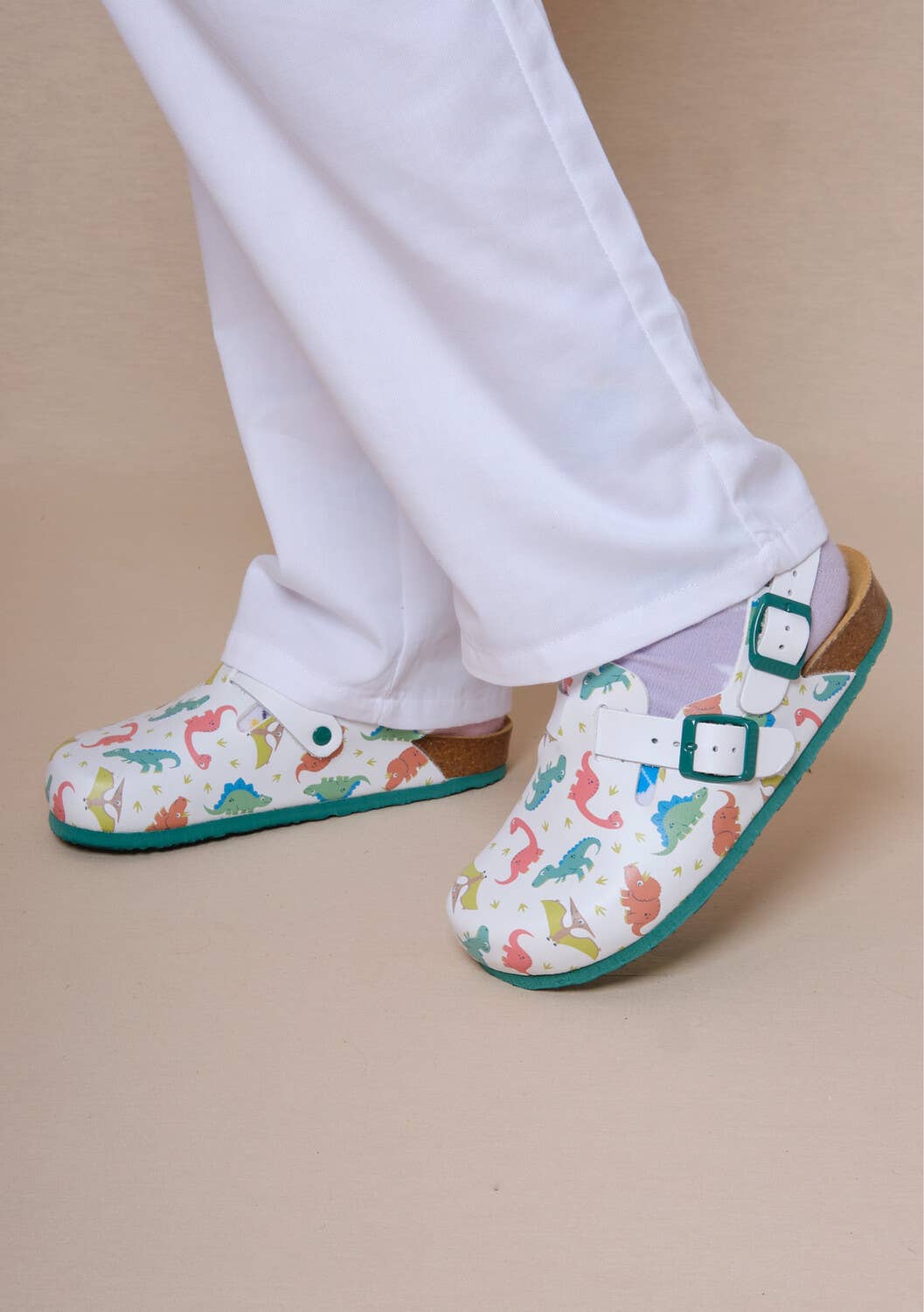Tofflor med hälrem - Bio Dinos träskor för arbete eller hemma VårdaMedStil