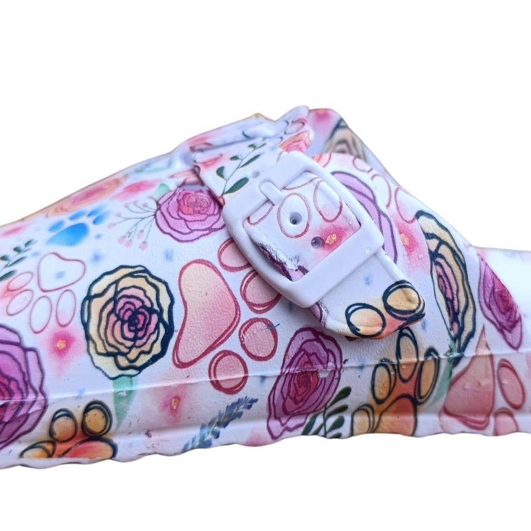 Comfort-skor för kvinnor i vitt med motiv av tassar och blommor 🌷 VårdaMedStil