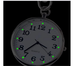 Stilfull fickklocka Svart med vit urtavla – praktisk & elegant på jobbet VårdaMedStil