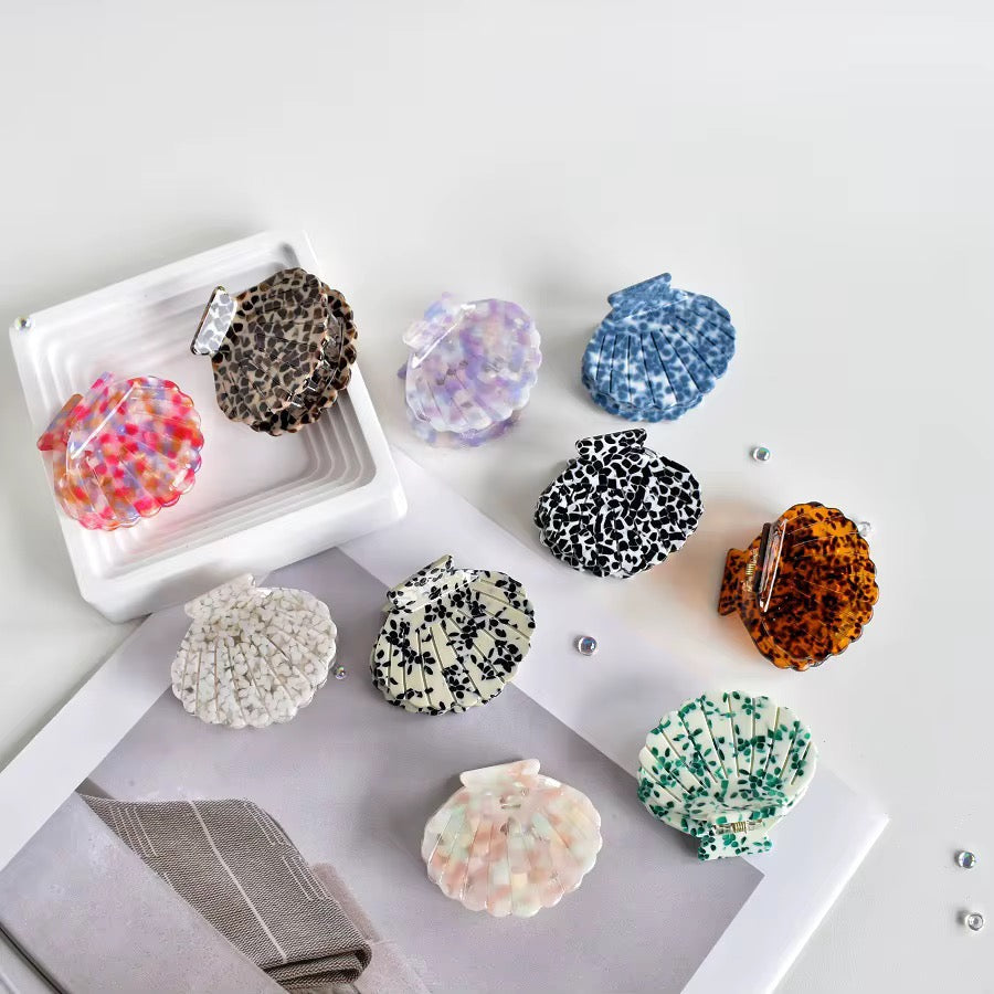Hårklämma med snäckskalsdesign – stil och funktion för vårdens hjältar VårdaMedStil