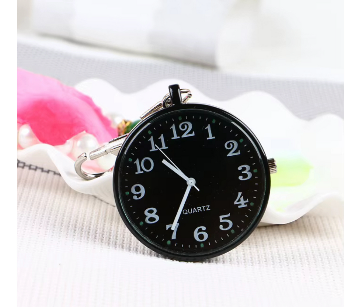 Stilfull fickklocka Svart med svart urtavla – praktisk & elegant på jobbet VårdaMedStil