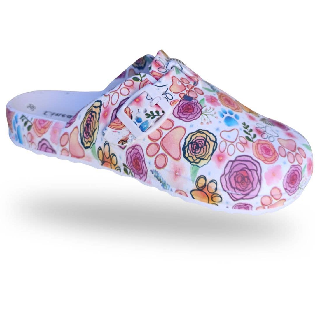 Komfort-skor i vitt med motiv av Tassar 🐾  och Blommor 🌷 VårdaMedStil