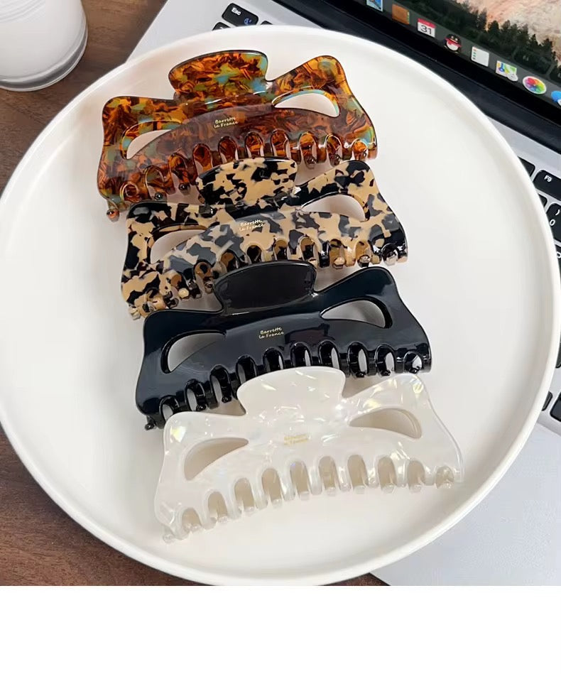 Handgjord hårklämma i – Leopard Svart, beige & ljusbrun färg | VårdaMedStil 🐆 VårdaMedStil