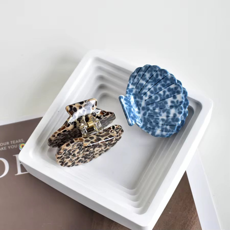 Hårklämma med snäckskalsdesign – stil och funktion för vårdens hjältar VårdaMedStil