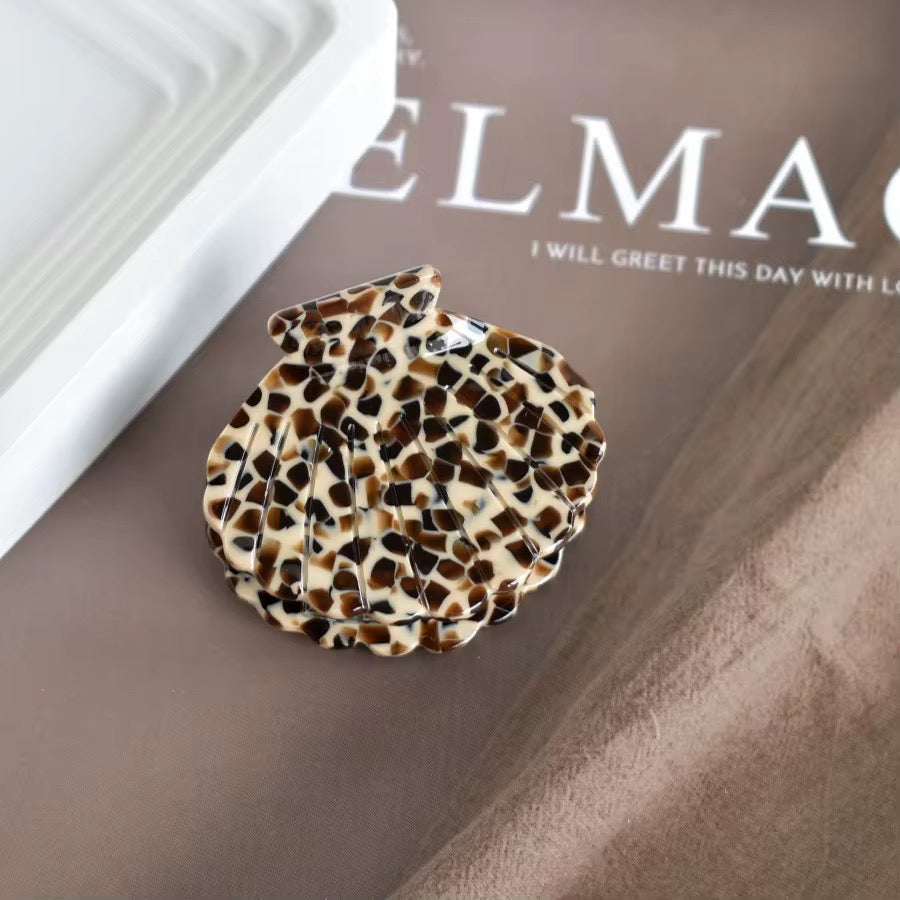 Hårklämma med snäckskalsdesign – stil och funktion för vårdens hjältar VårdaMedStil