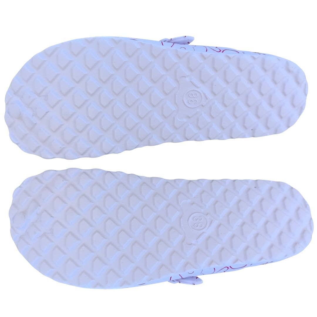 Komfort-skor i vitt med motiv av Tassar 🐾  och Blommor 🌷 VårdaMedStil