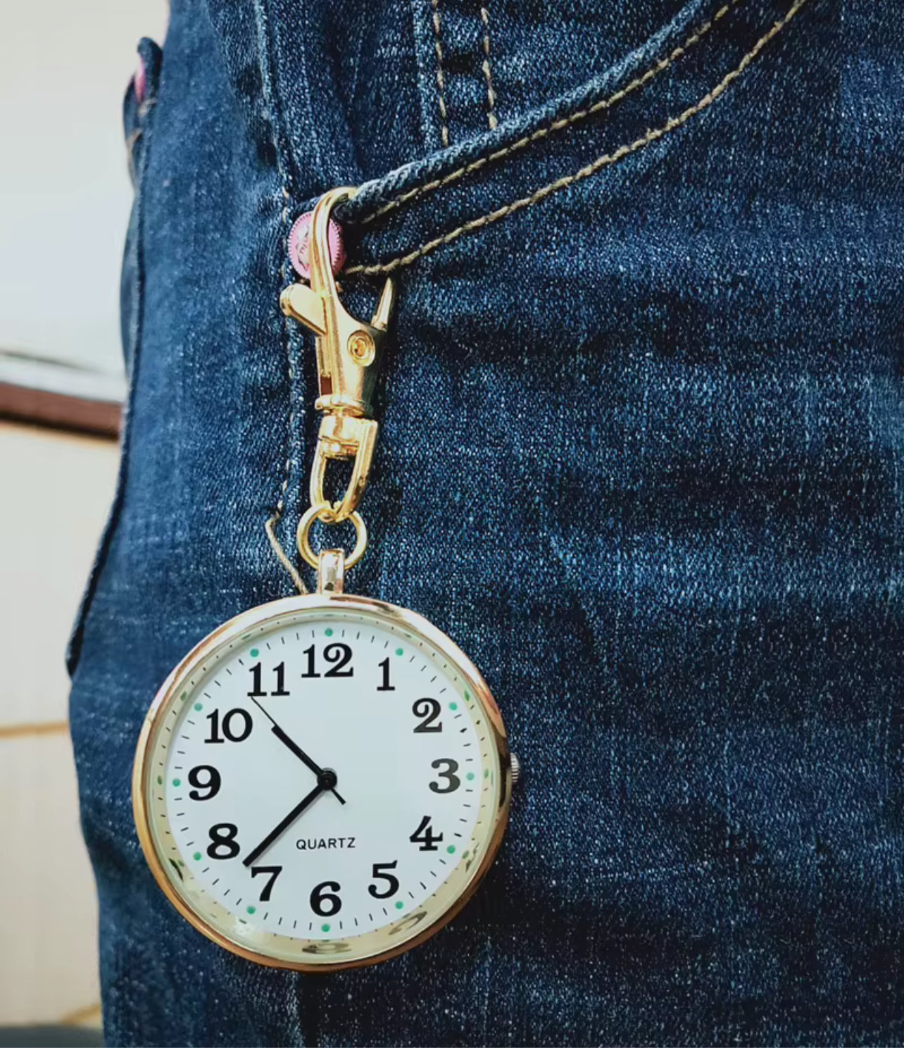 Stilfull fickklocka Svart med vit urtavla – praktisk & elegant på jobbet VårdaMedStil