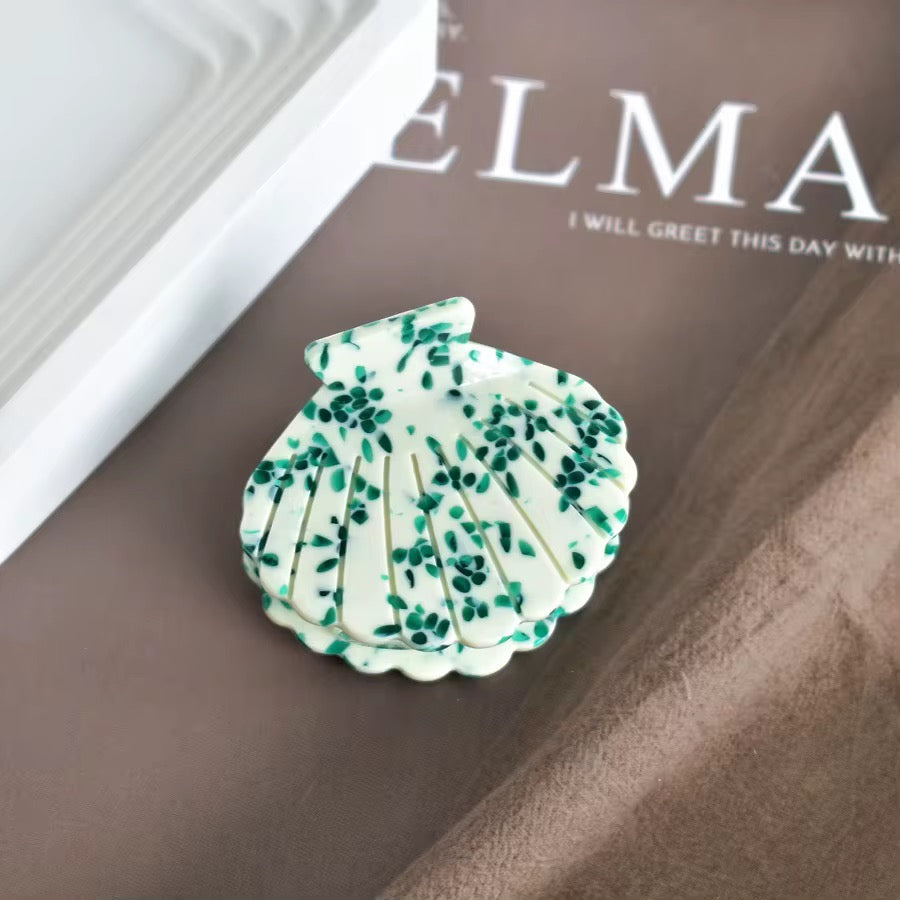 Hårklämma med snäckskalsdesign – stil och funktion för vårdens hjältar VårdaMedStil
