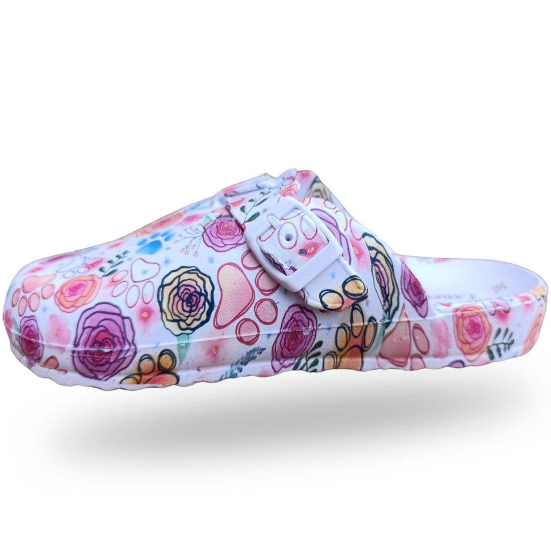 Comfort-skor för kvinnor i vitt med motiv av tassar och blommor 🌷 VårdaMedStil