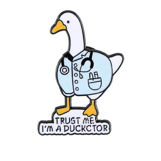 🦆 Trust me I’m a DUCKCTOR - Emaljpin VårdaMedStil