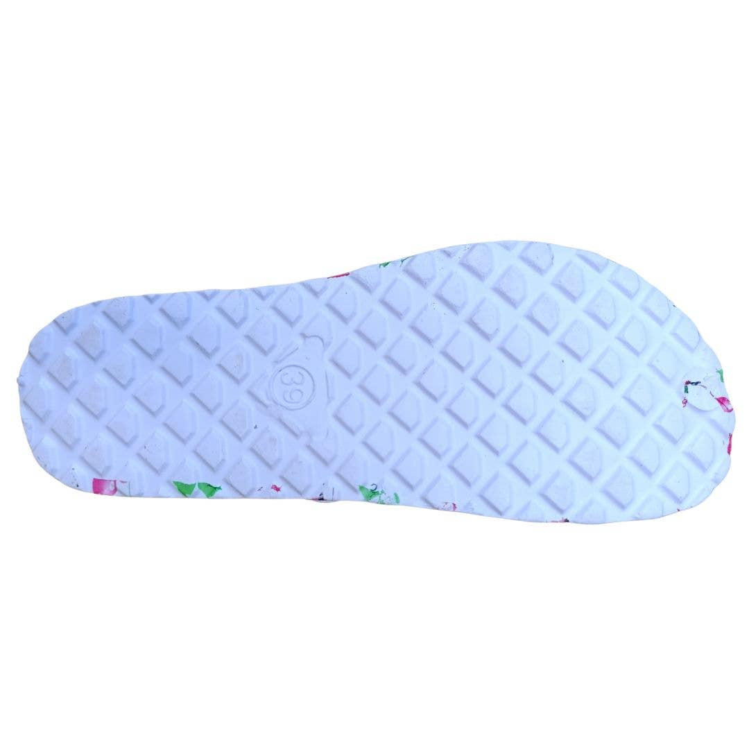 Comfort-skor för kvinnor i vitt med motiv av tassar och blommor 🌷 VårdaMedStil