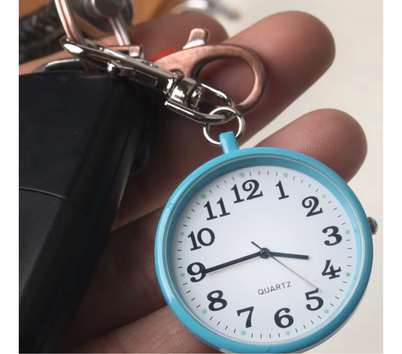 Stilfull fickklocka Ljusblått – praktisk & elegant på jobbet VårdaMedStil