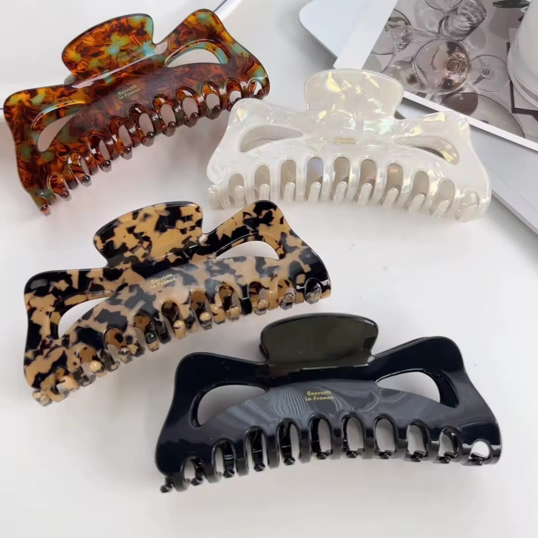 Handgjord hårklämma i – Leopard Svart, beige & ljusbrun färg | VårdaMedStil 🐆 VårdaMedStil